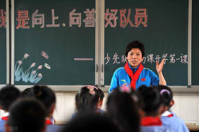 在谈到奥纳纳时，滕哈赫表示：“当奥纳纳离开球队之后，我们在门将位置上还是有很多球员可以选择的，这其中包括巴因德尔和汤姆-希顿，所以我们在这方面没有什么问题。